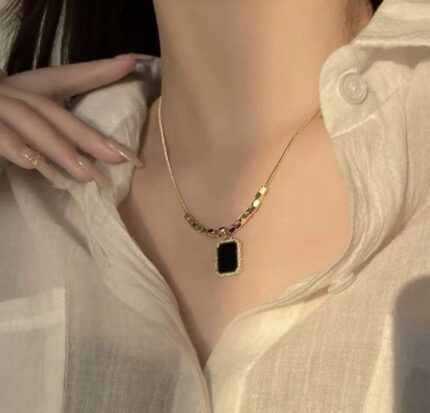 Regal Noir Pendant Necklace